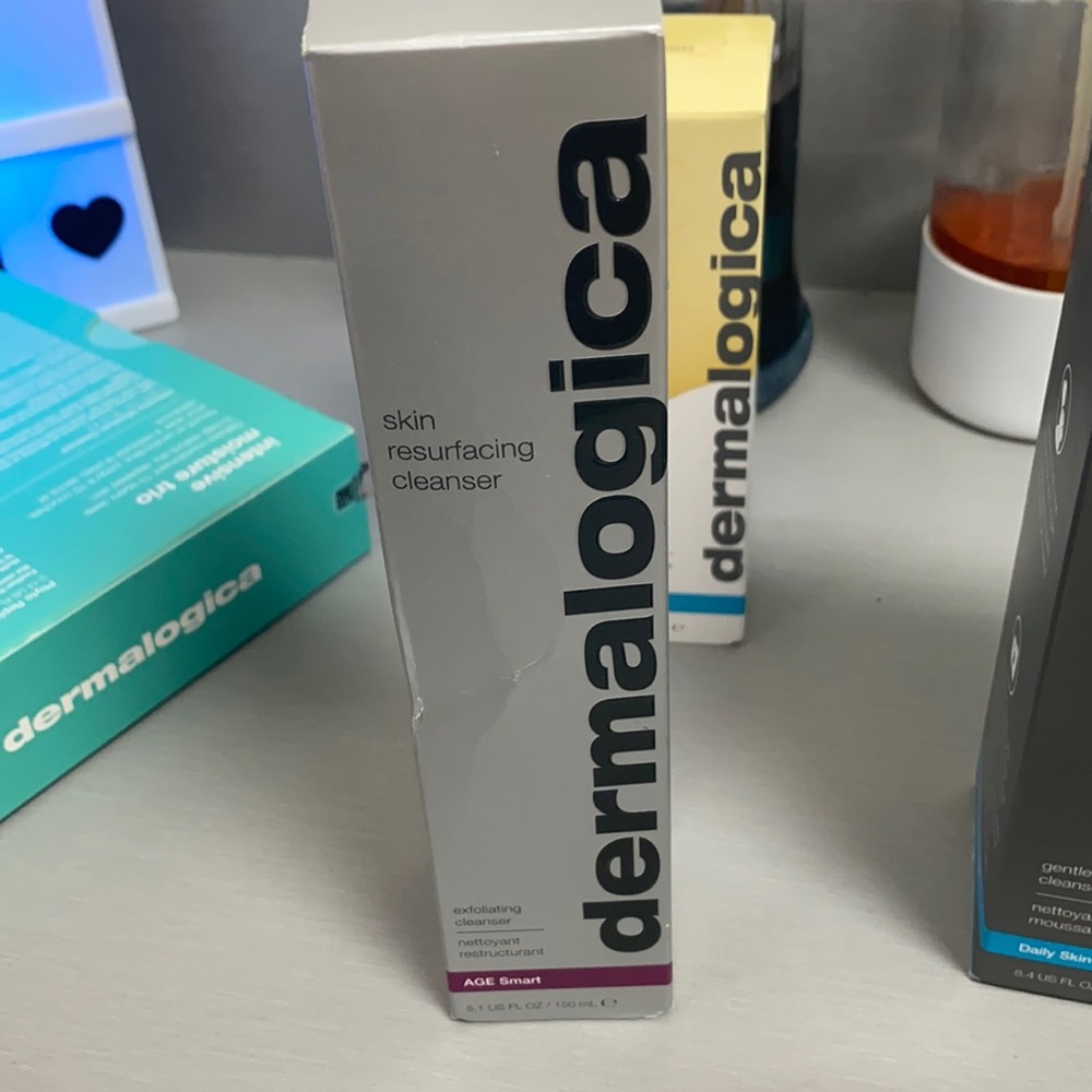 Skin resurfacing cleanser